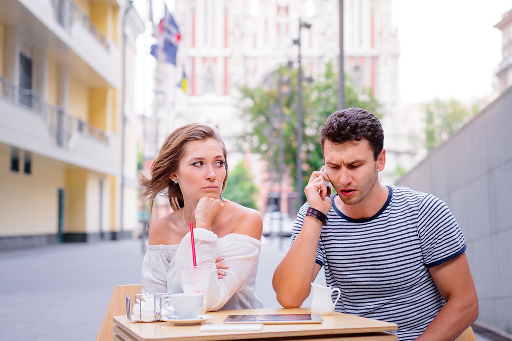 4 signs one’s partner may be cheating